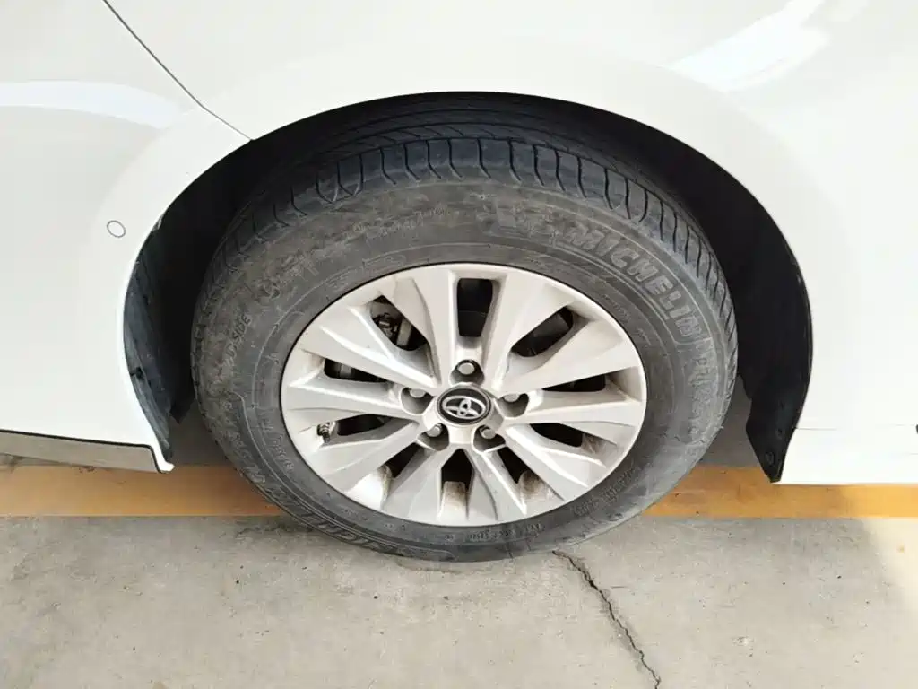 Фото 23 - Toyota Corolla