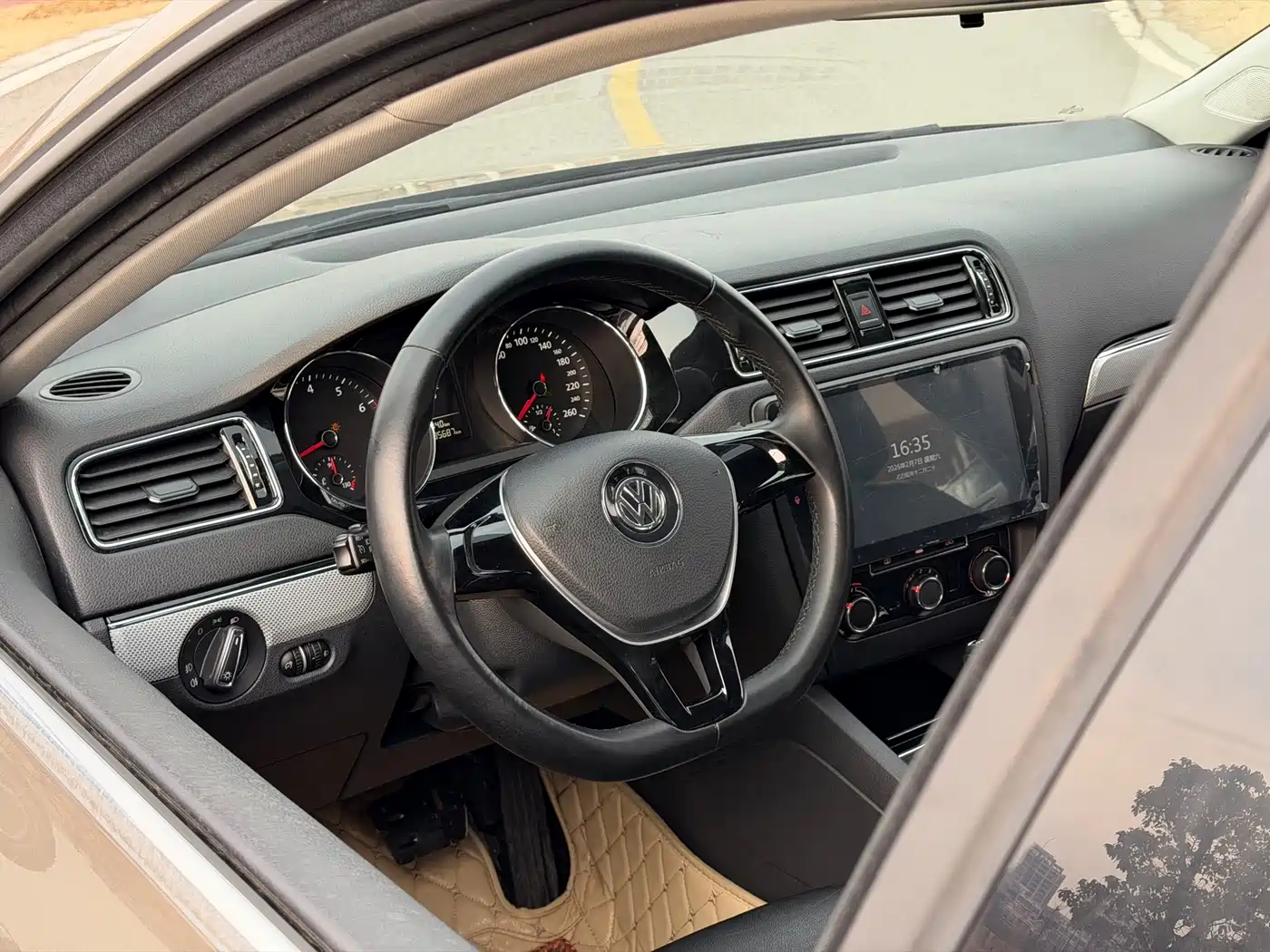 Volkswagen Sagitar 2015 230TSI Automatic Comfort фото 5