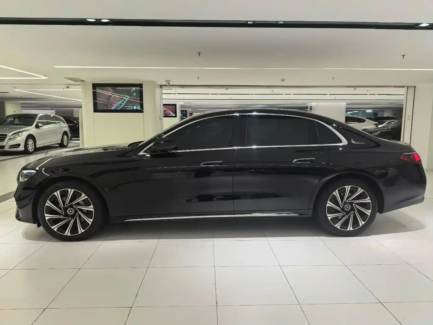Mercedes-Benz E-Class 2024 Model E 300 L Luxury фото 3