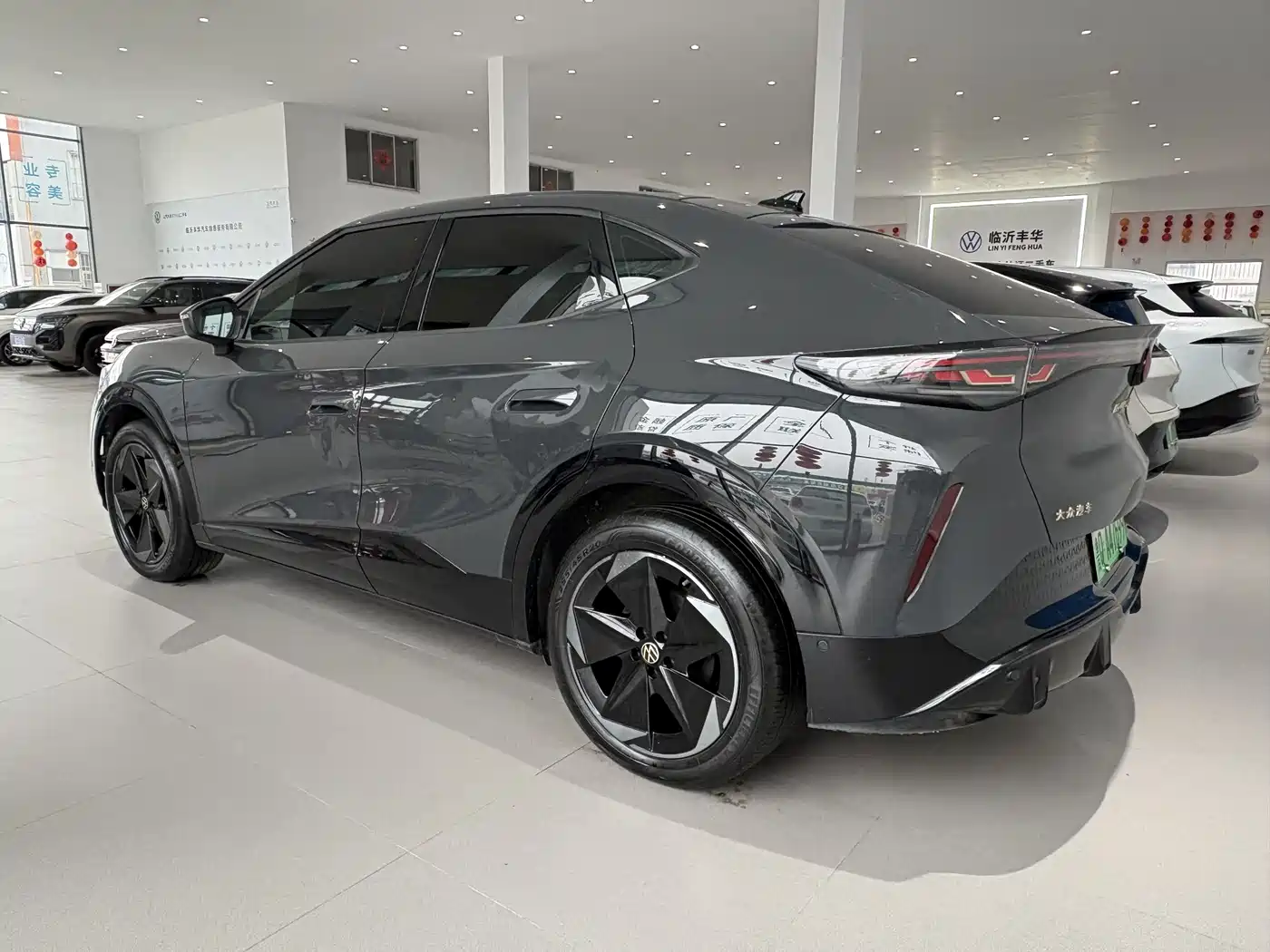 VOLKSWAGEN WITH THE CROWD 06