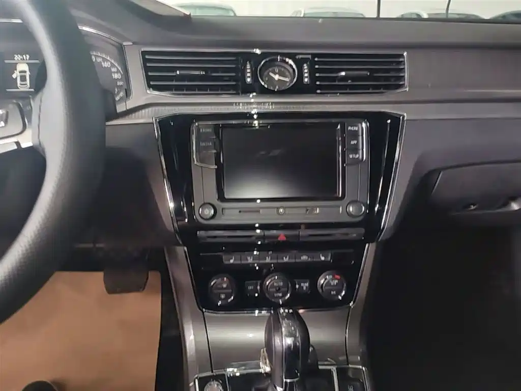Volkswagen Passat 2017 330TSI DSG Prestige фото 13