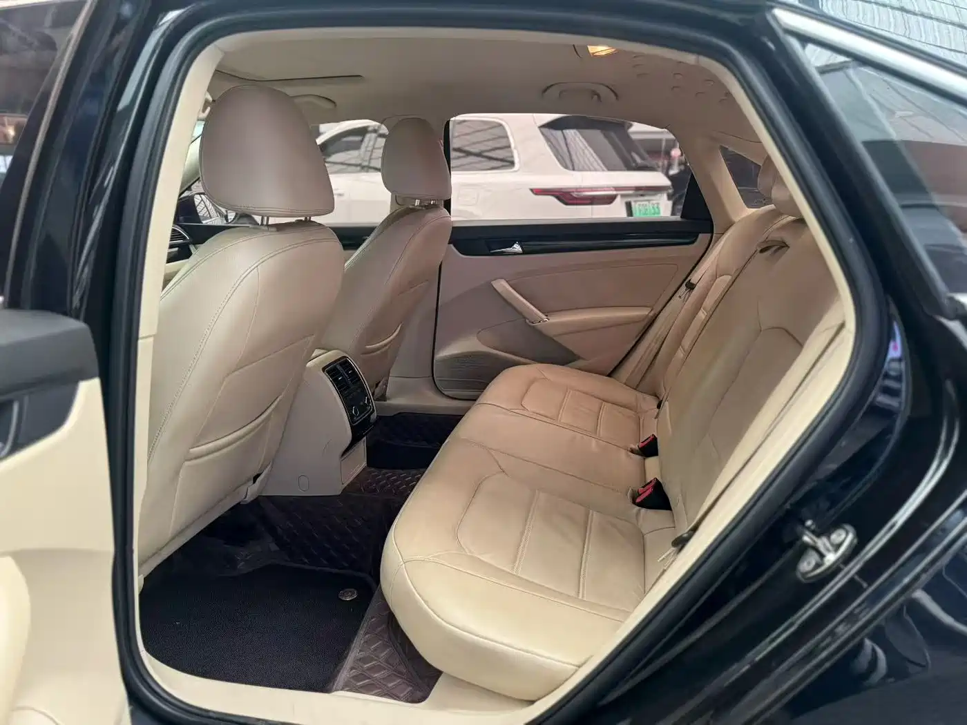 Volkswagen Passat 2014 1.8TSI DSG Premium Edition фото 5