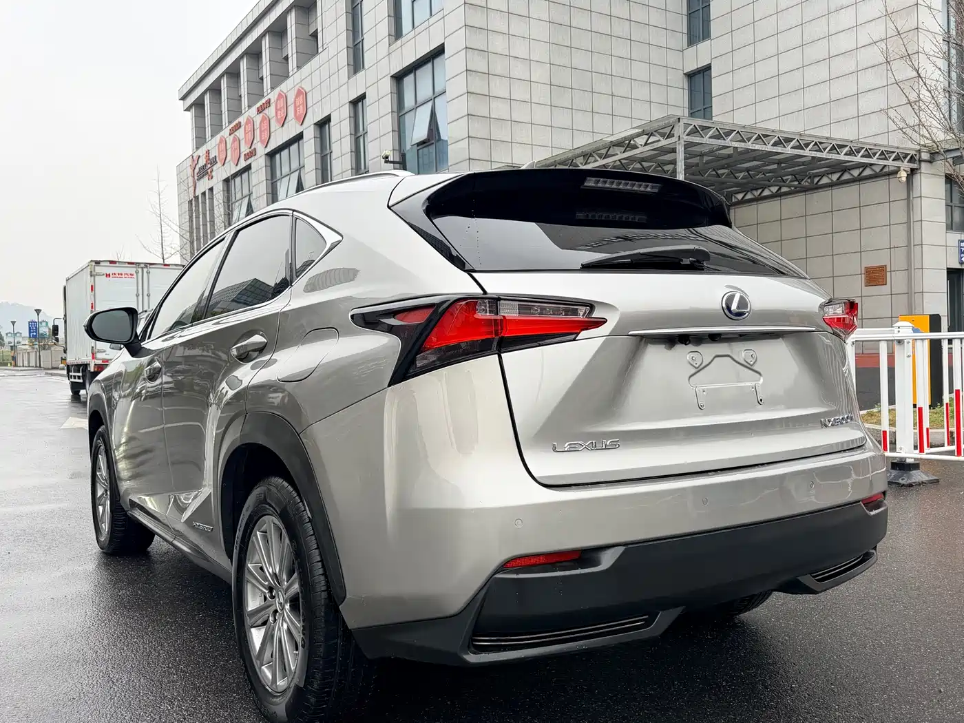 Lexus NX 2015 300h FWD Luxury фото 18