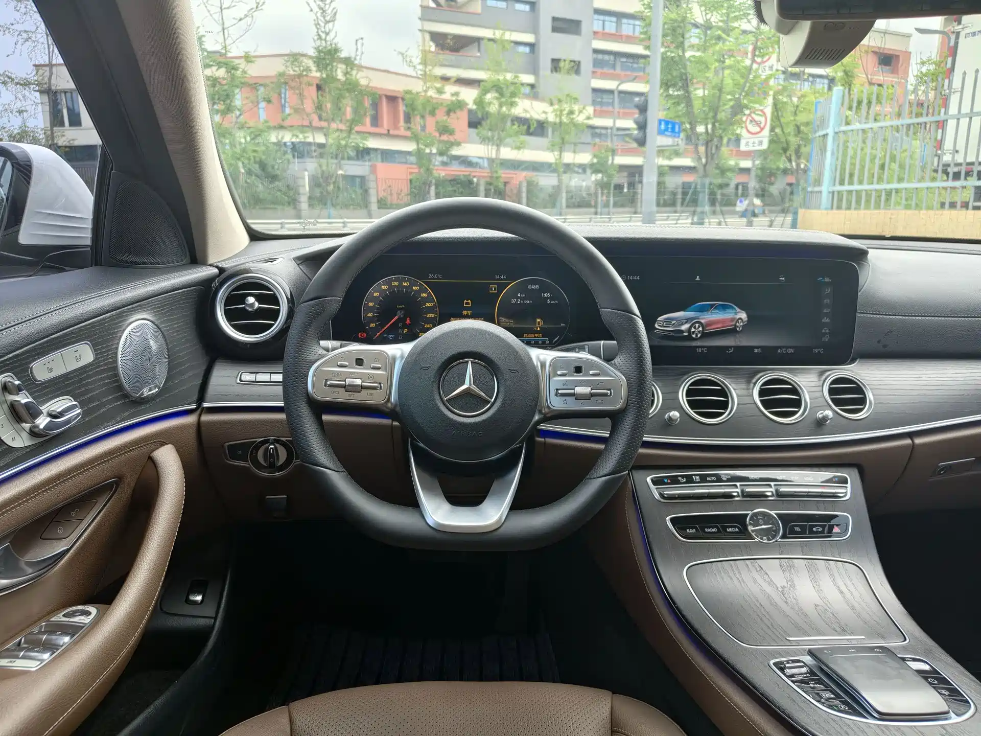 Фото 11 - Mercedes-Benz E-Class