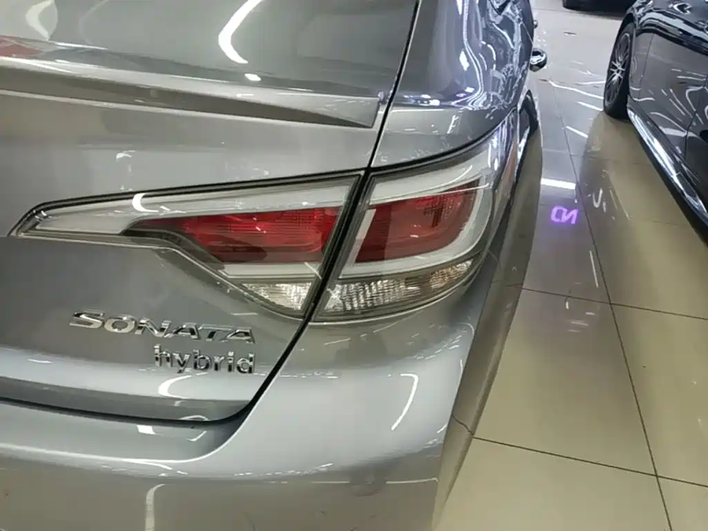 Photo 8 - Hyundai Sonata