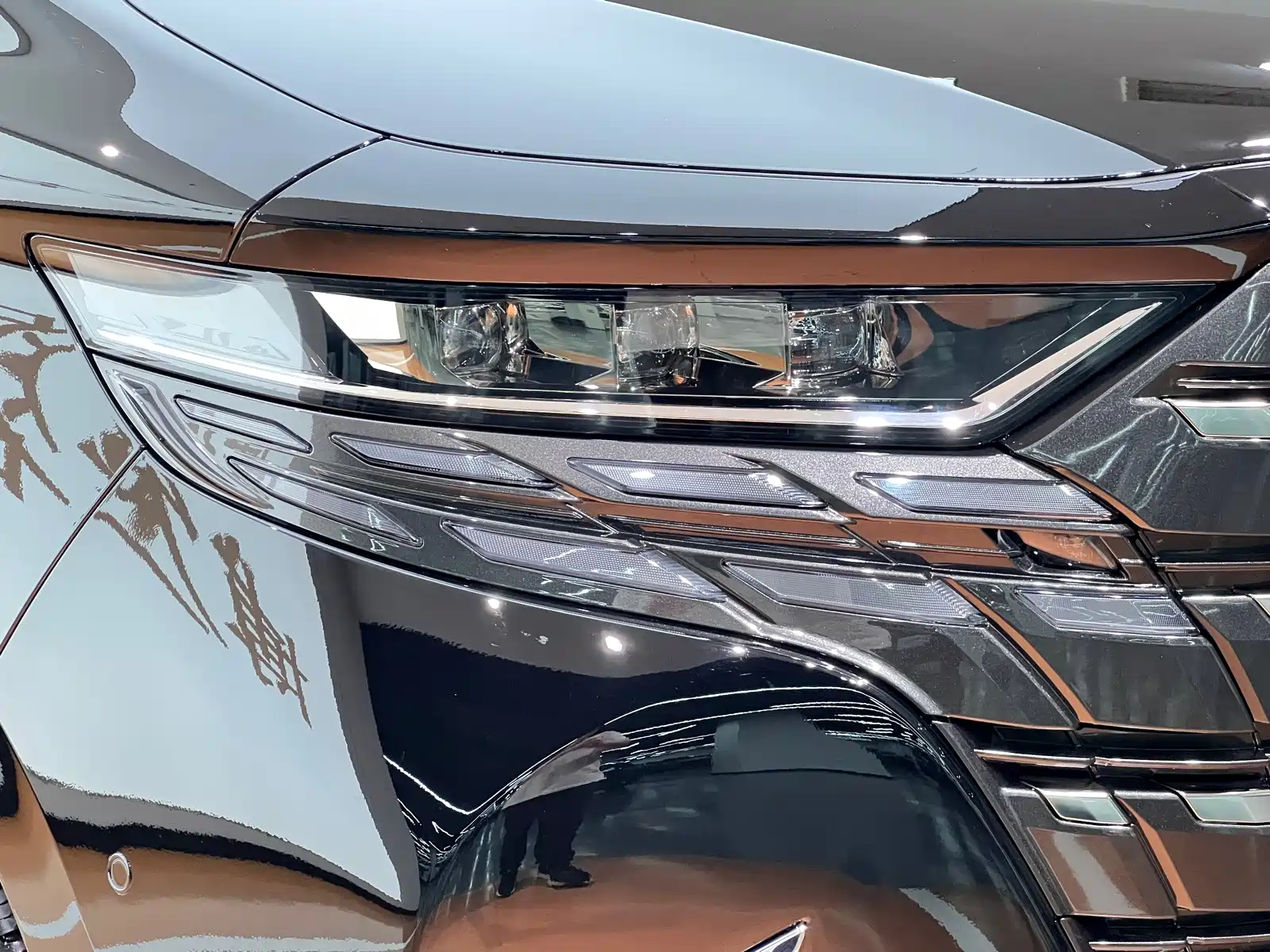 Photo 5 - Toyota Alphard