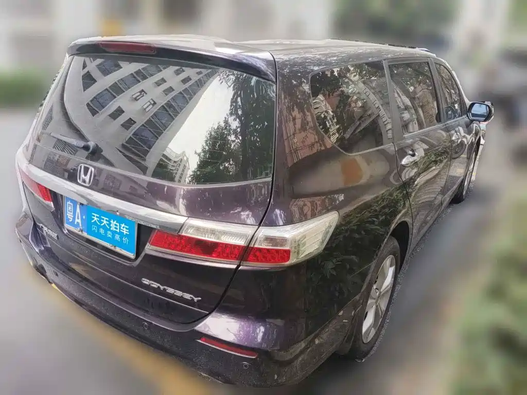 Photo 2 - Honda Odyssey