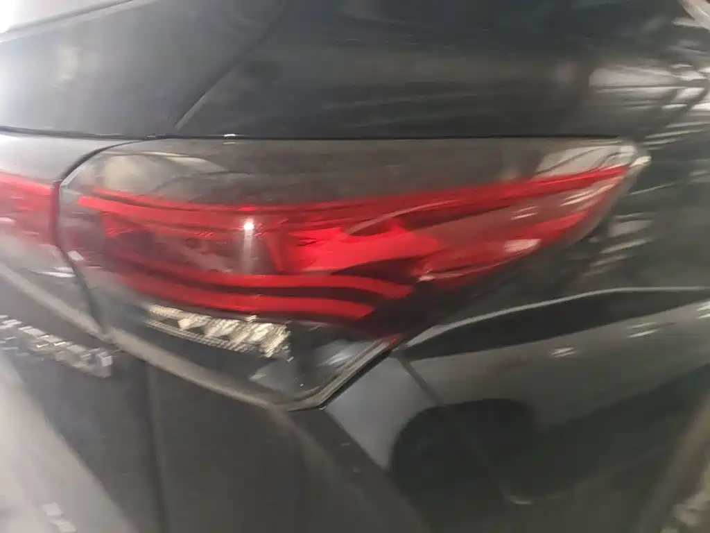 Photo 8 - Toyota Highlander