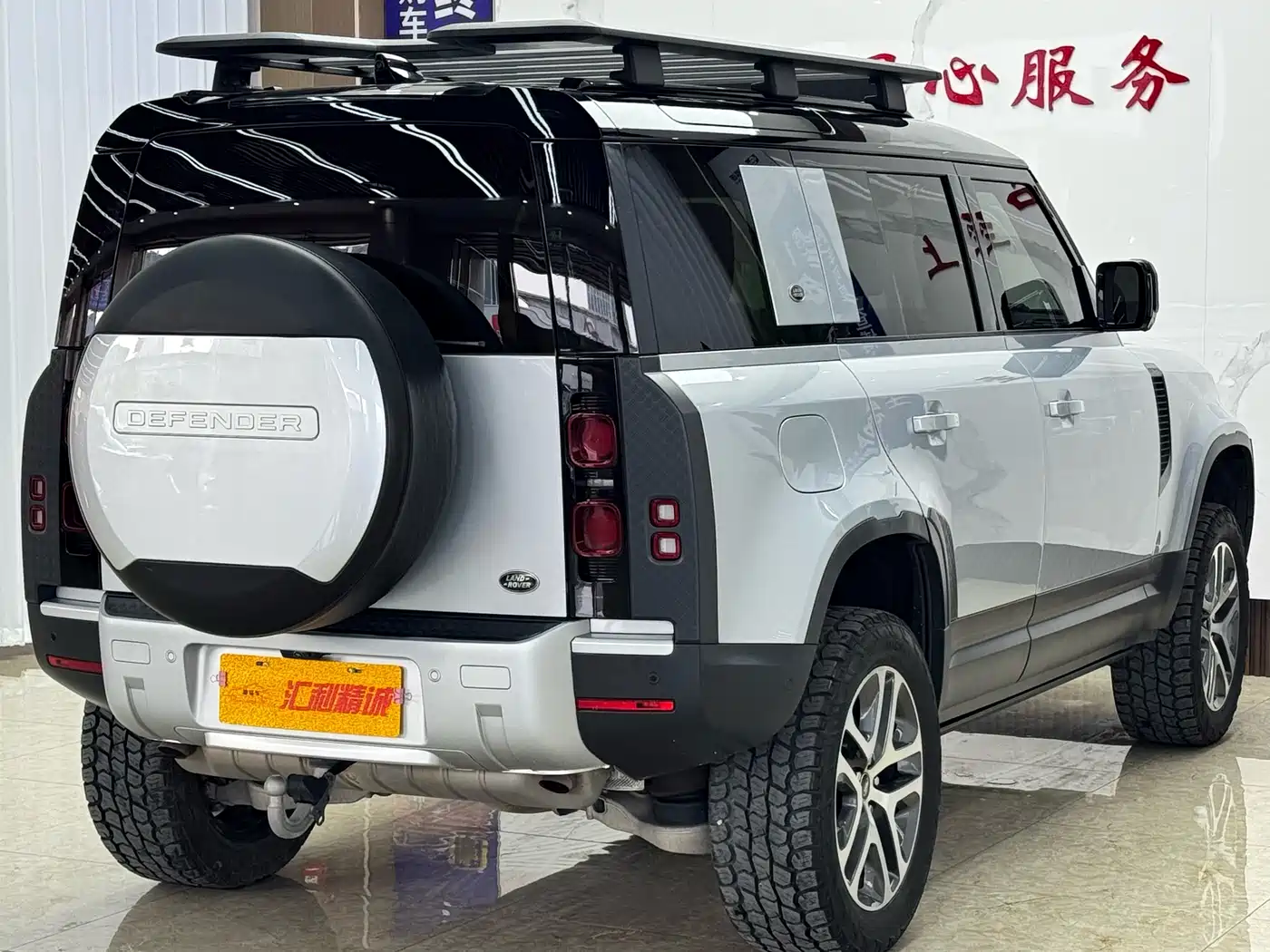 Land Rover Defender 2022 110 P400 Dark Special Edition фото 7