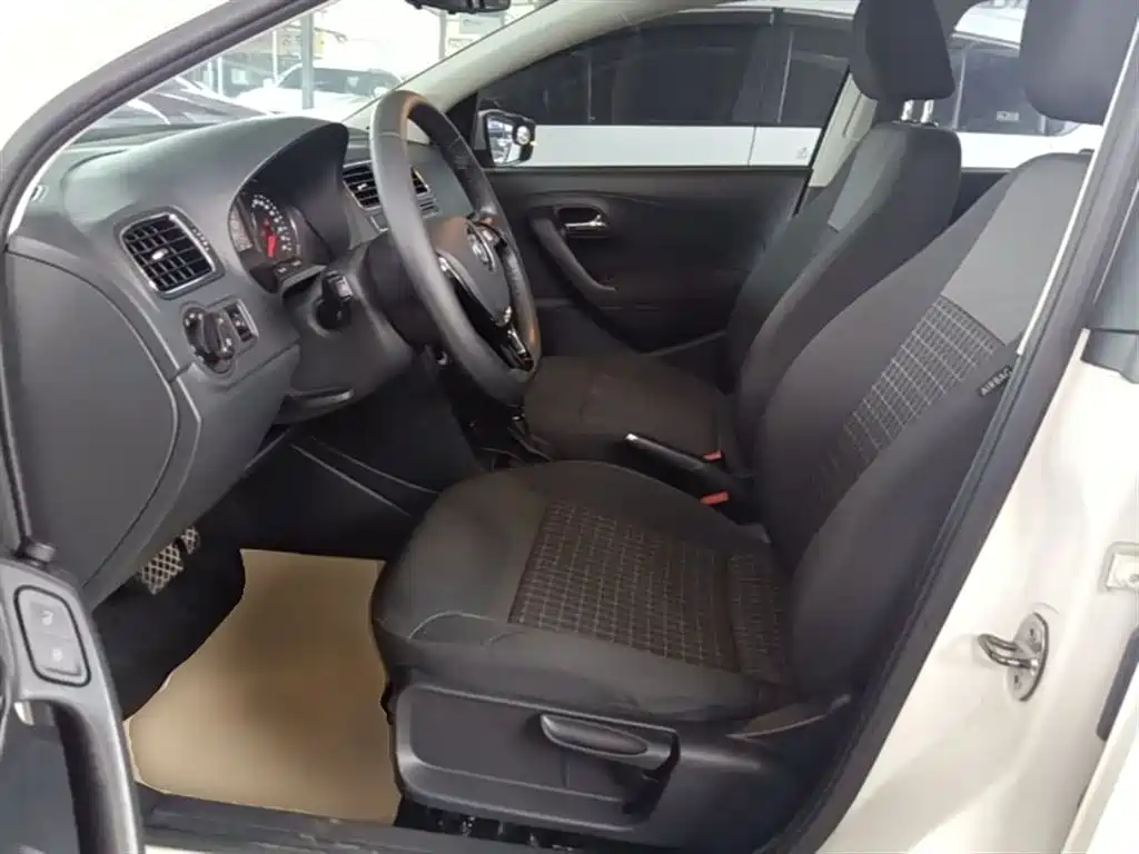 Volkswagen Polo 2016 1.6L Automatic Comfort фото 15