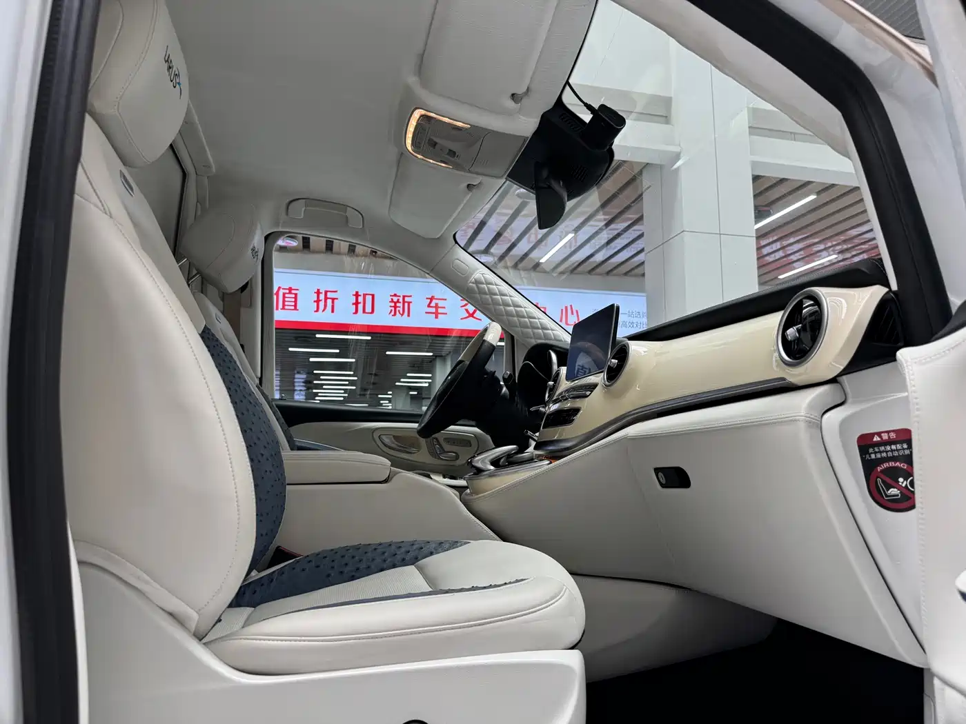 Mercedes-Benz V-Class 2018 V 260 L Premium Long Wheelbase Edition China VI фото 18