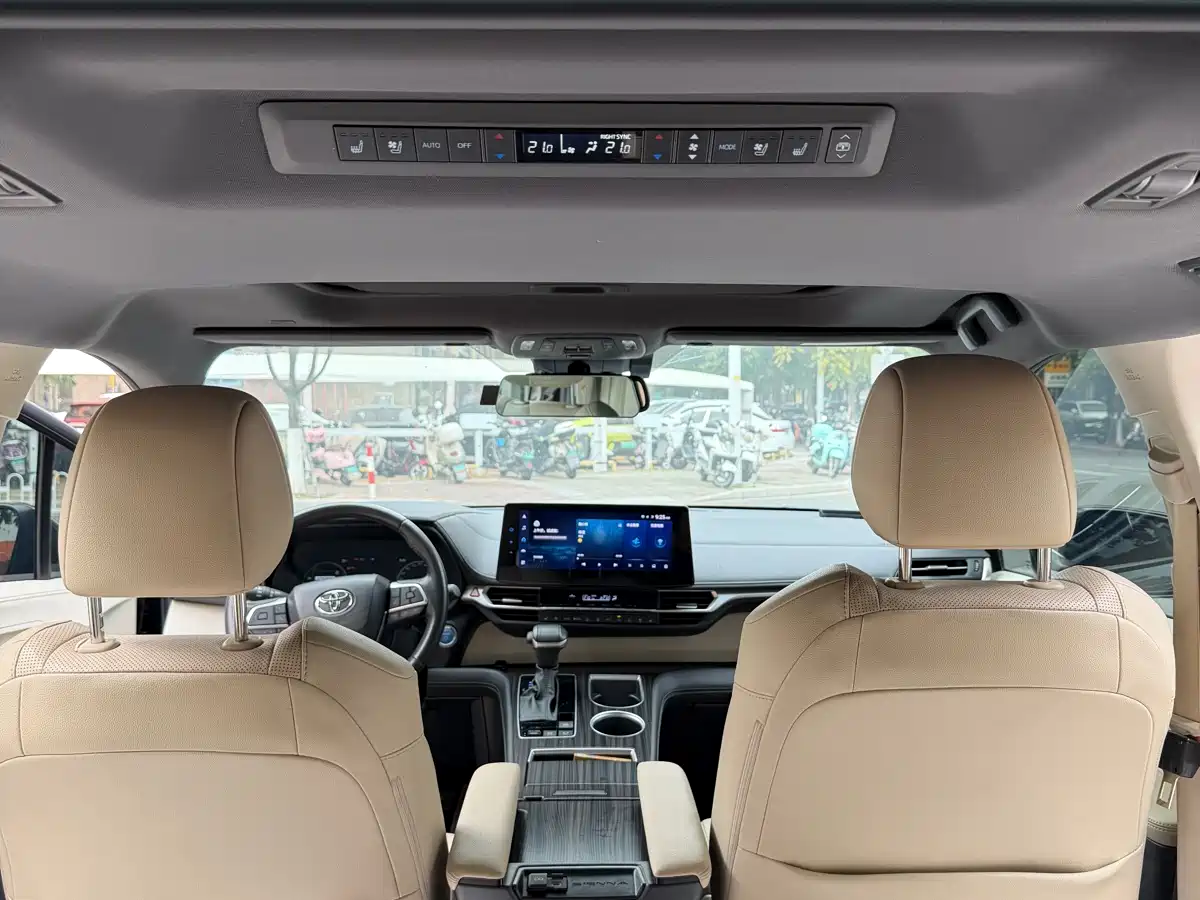 Toyota Sienna 2023 2.5L Hybrid Premium Edition фото 6