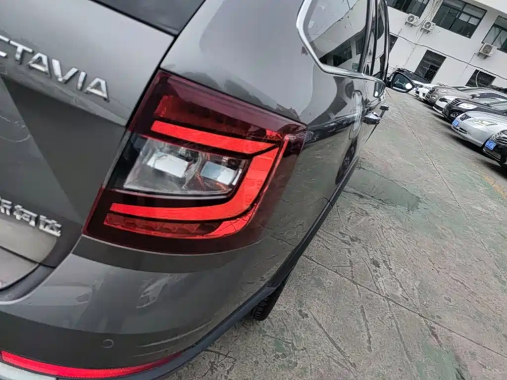 Фото 8 - Škoda Octavia