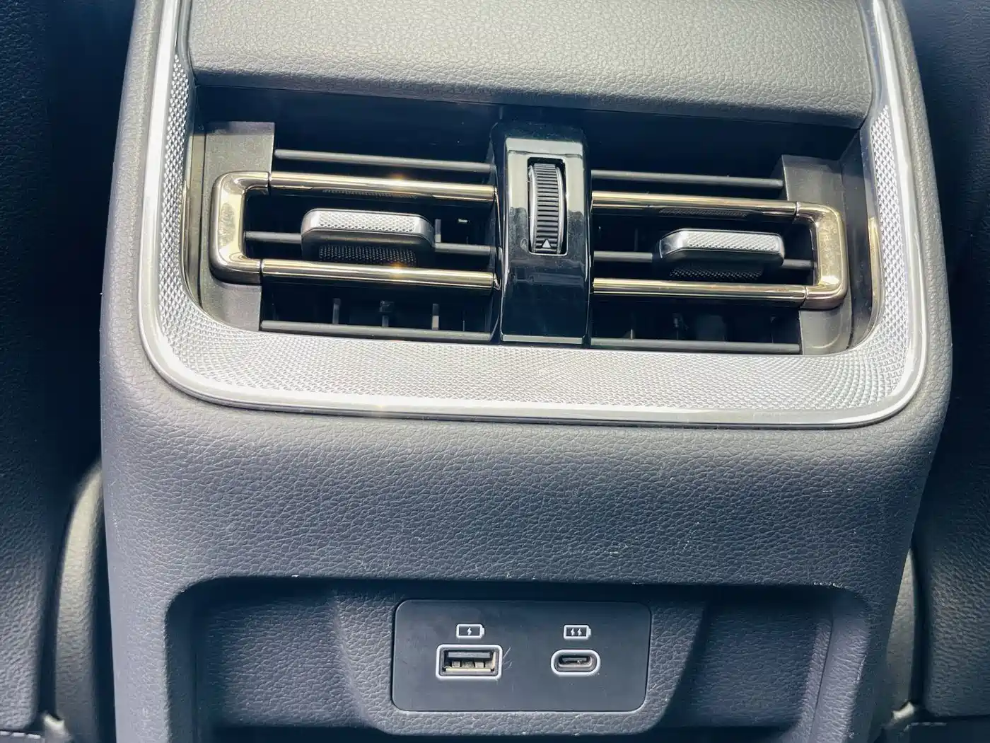 Hongqi H5 2024 1.5T DCT Smart Connect Flag Rhythm Edition фото 18
