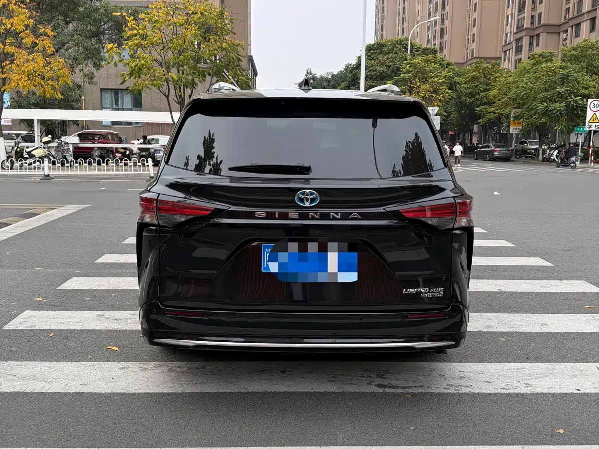 Toyota Sienna 2023 2.5L Hybrid Premium Edition фото 9