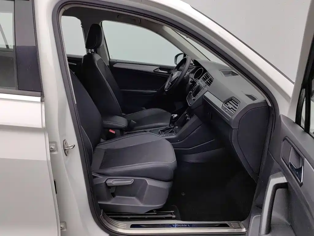 Фото 23 - Volkswagen Tiguan L