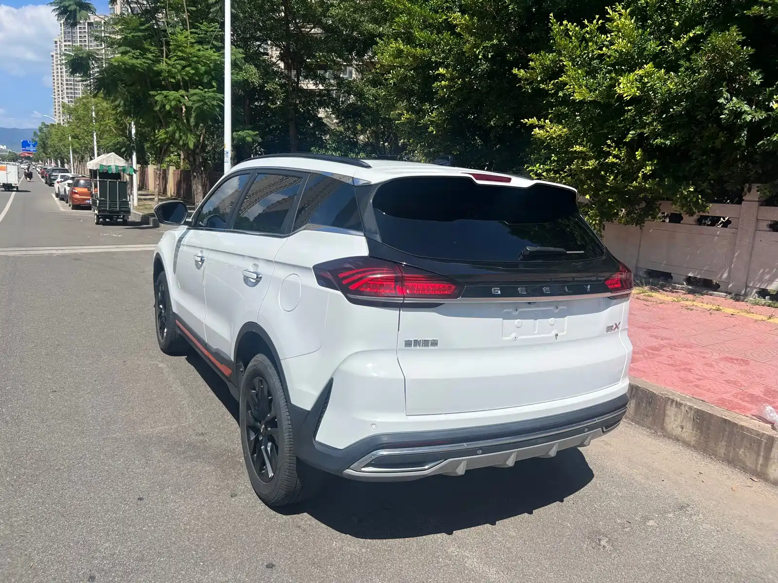 Фото 7 - Geely Atlas