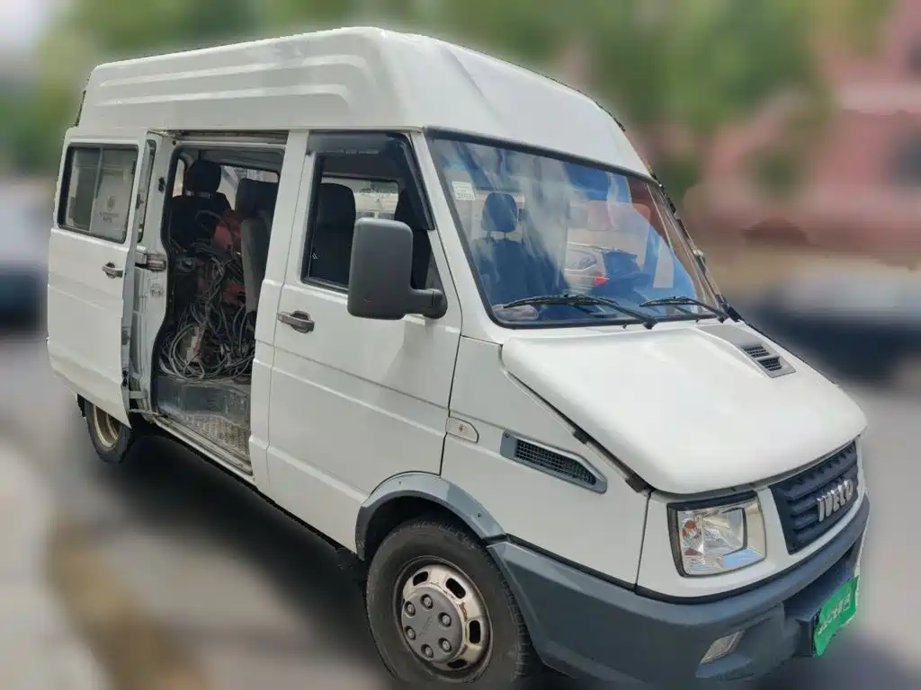 Iveco Daily 2020 2020 Model 2.5T A35 Bus Dual-Tire Medium Roof 5-9 Seats with Side Sliding Door China V