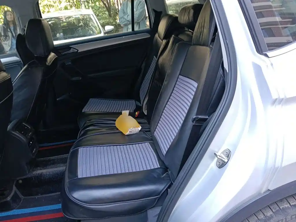 Photo 13 - Volkswagen Tiguan L