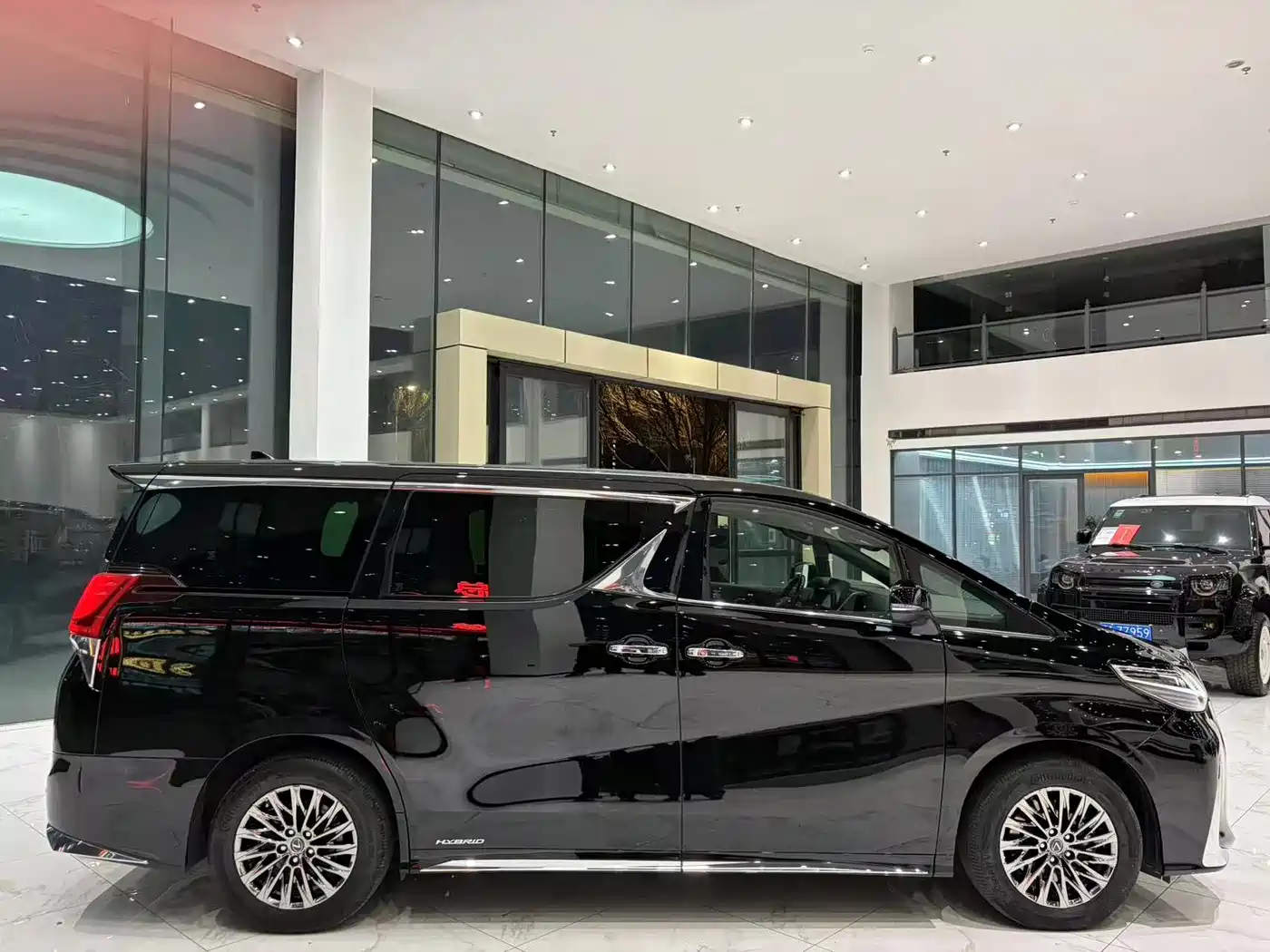 Lexus LM 2020 300h 4-Seat Imperial Edition фото 6
