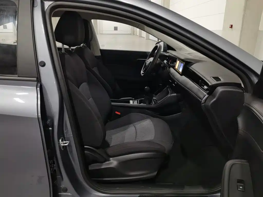 Roewe i5 2025 2023 1.5L Manual Comfort Edition
