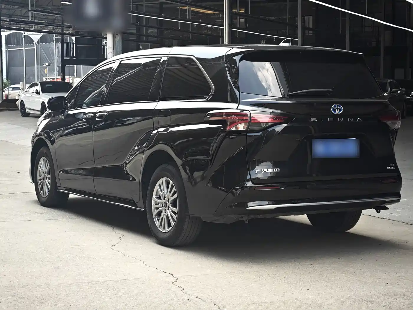 Фото 7 - Toyota Sienna
