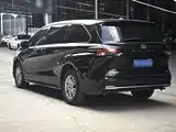 Фото 7 - Toyota Sienna