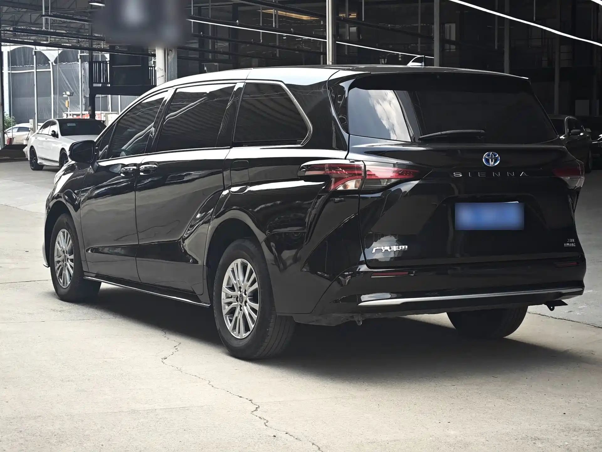 Фото 7 - Toyota Sienna
