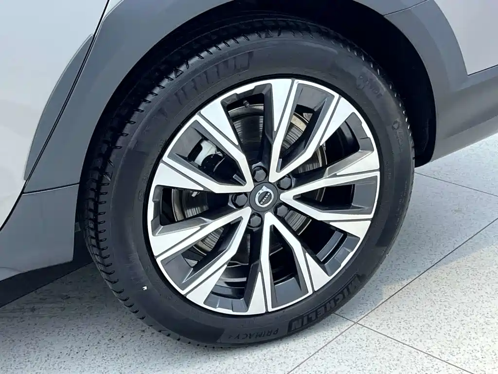 Фото 9 - Volvo V90