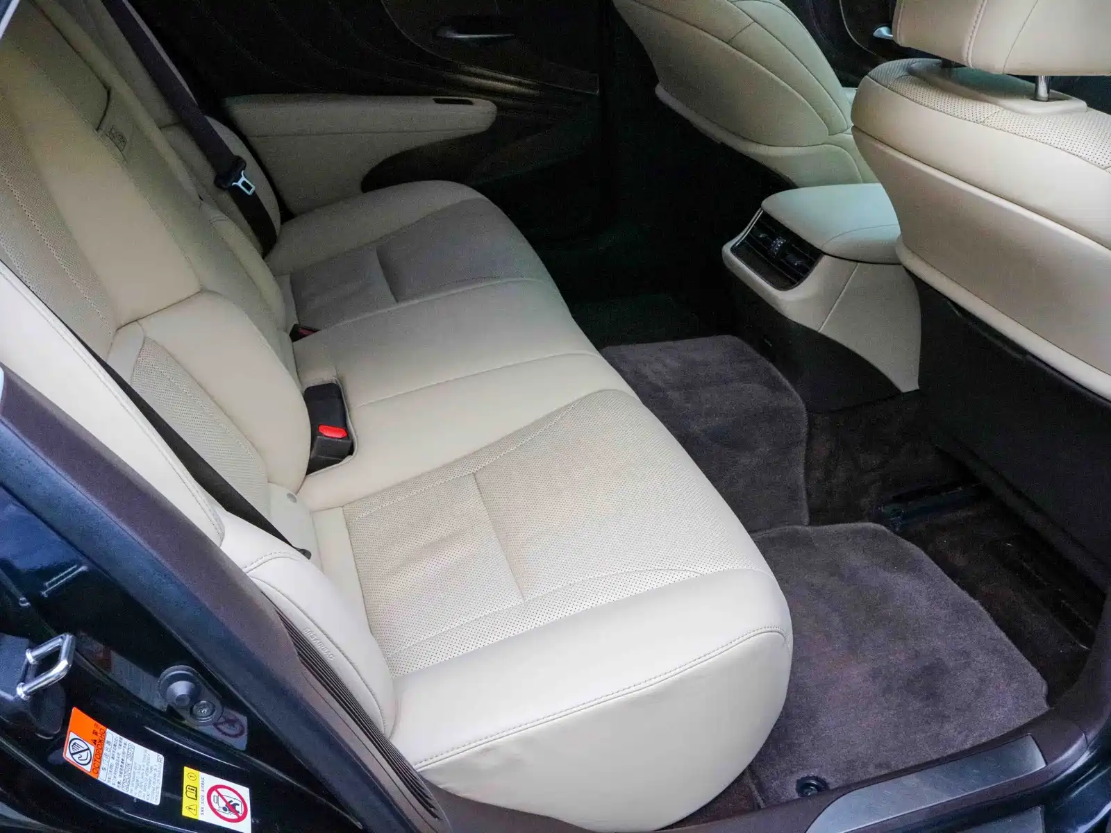 Фото 12 - Lexus LS