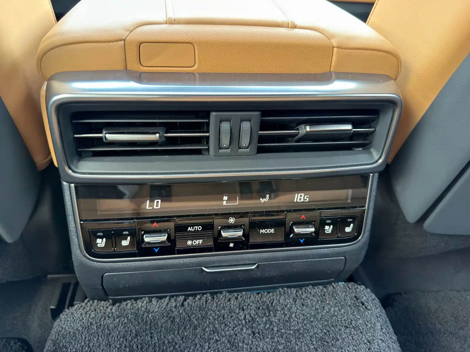 Фото 16 - Lexus LX