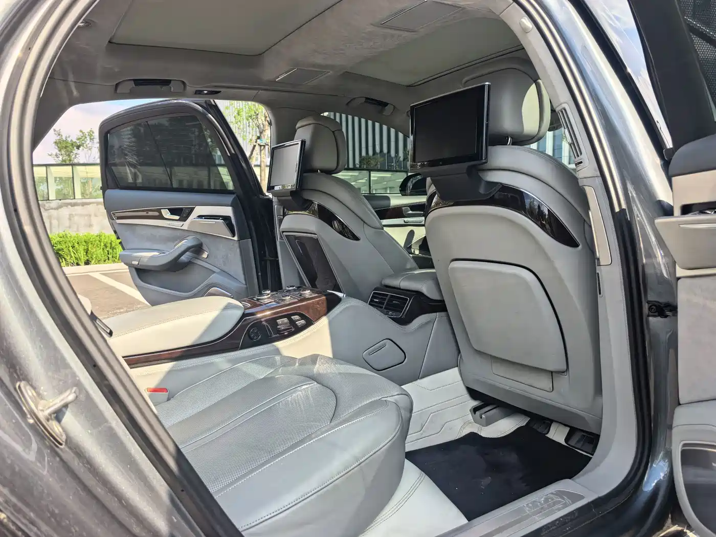 Photo 7 - Audi A8