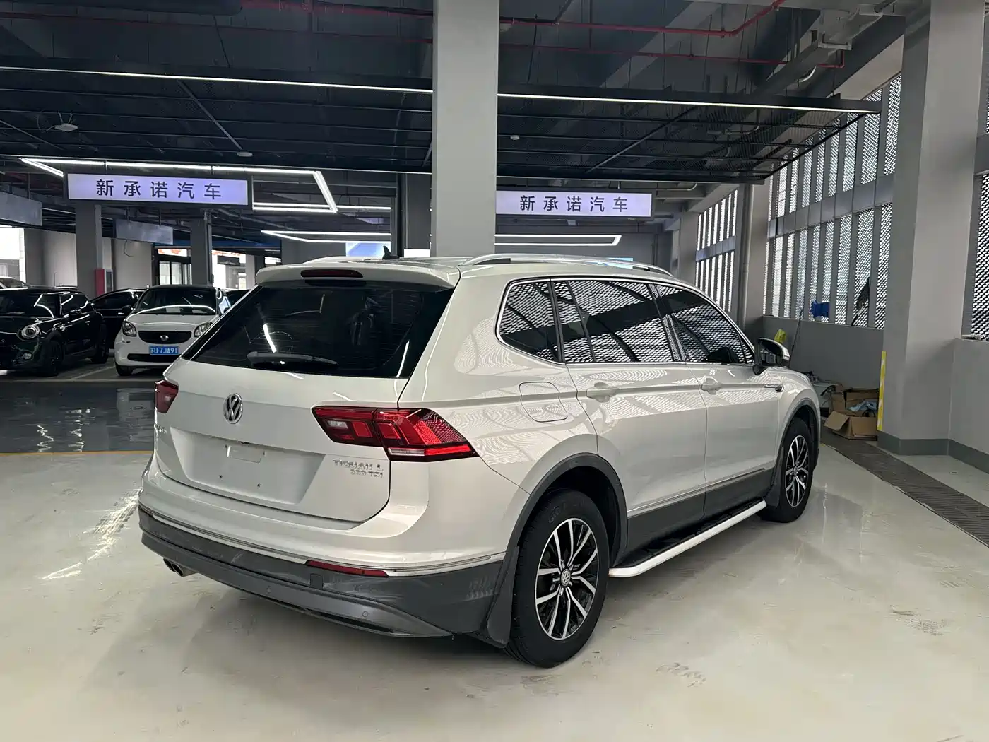 Volkswagen Tiguan L 2018 Facelift 330TSI Automatic 2WD Comfort Edition фото 5