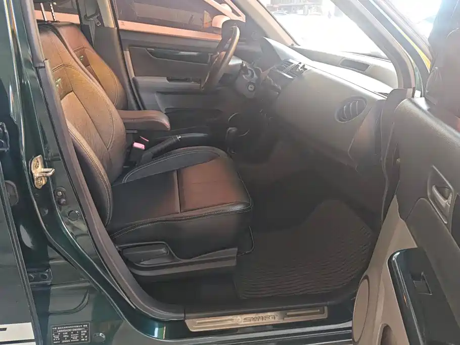 Photo 8 - Suzuki Swift
