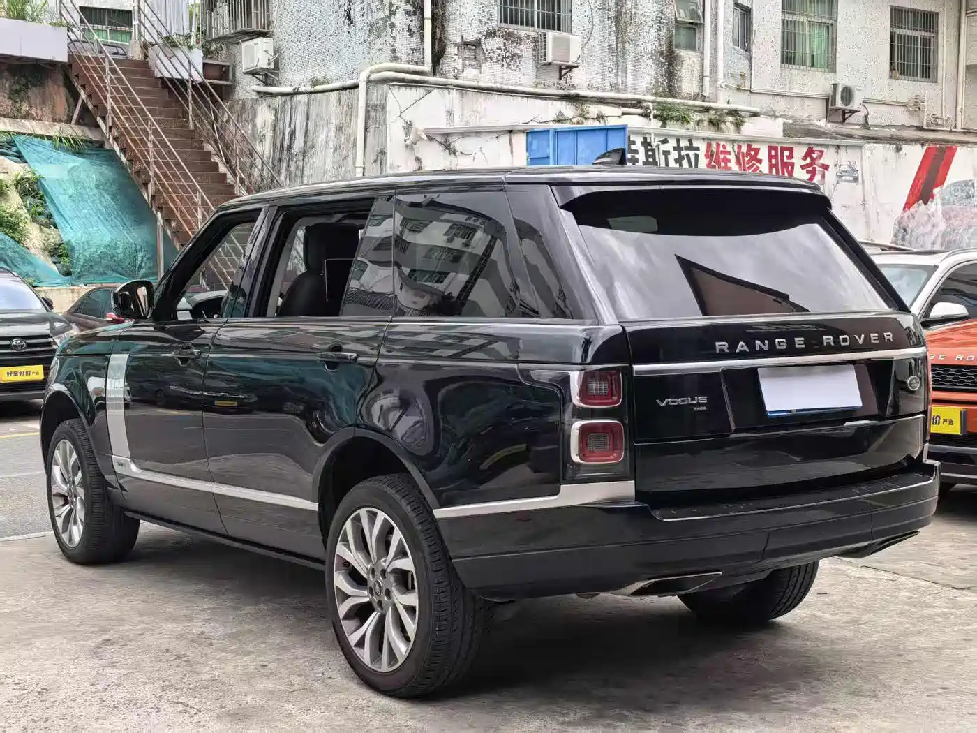 Land Rover Range Rover 2021 3.0 L6 Heritage Extended Classic Edition фото 4