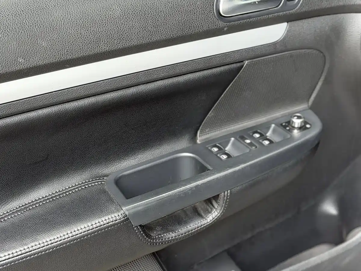Volkswagen Sagitar 2011 1.6L Automatic Fashion фото 7