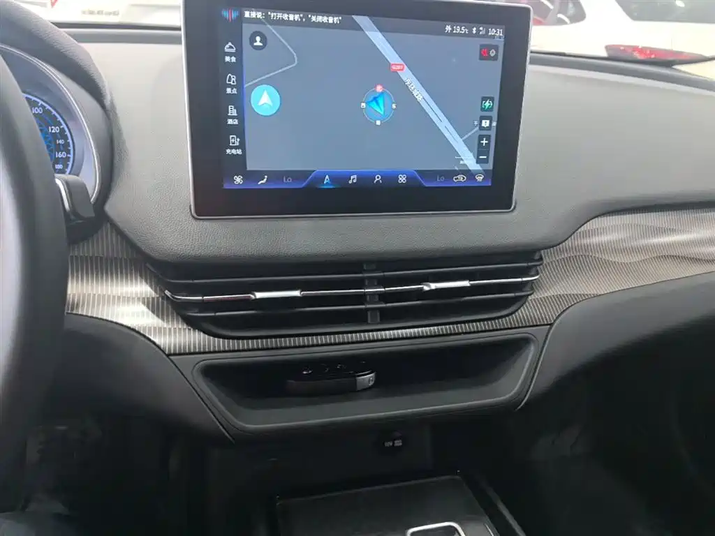 Hongqi E-QM5 2022 431km Charging Enjoyment Edition фото 13