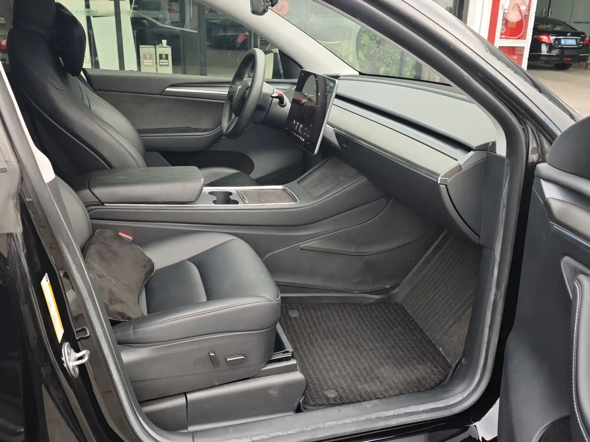 Photo 10 - Tesla Model Y