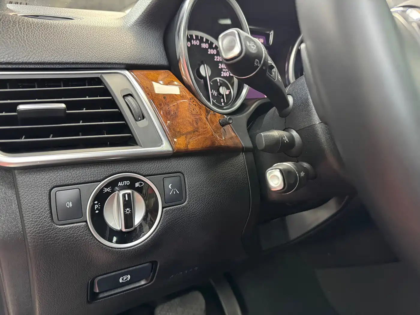 Mercedes-Benz M-Class 2012 Model ML 350 Luxury фото 16