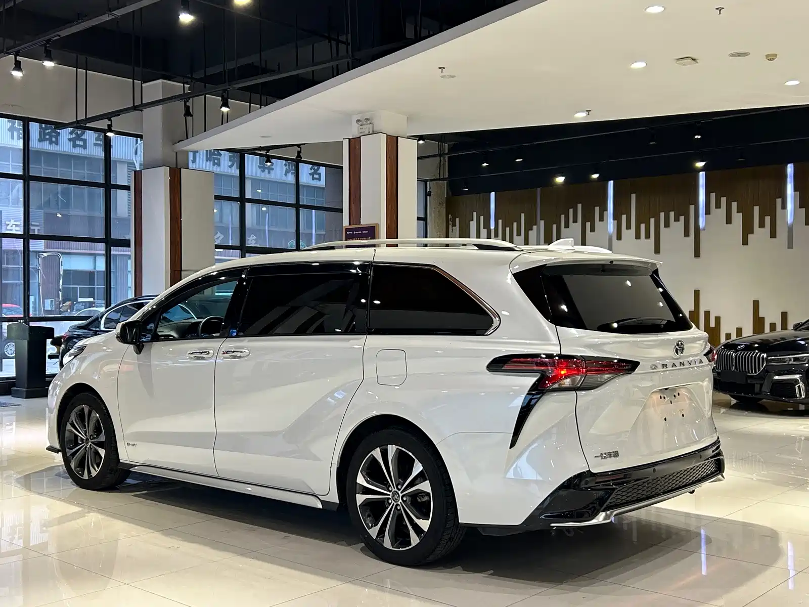 Фото 29 - Toyota Granvia