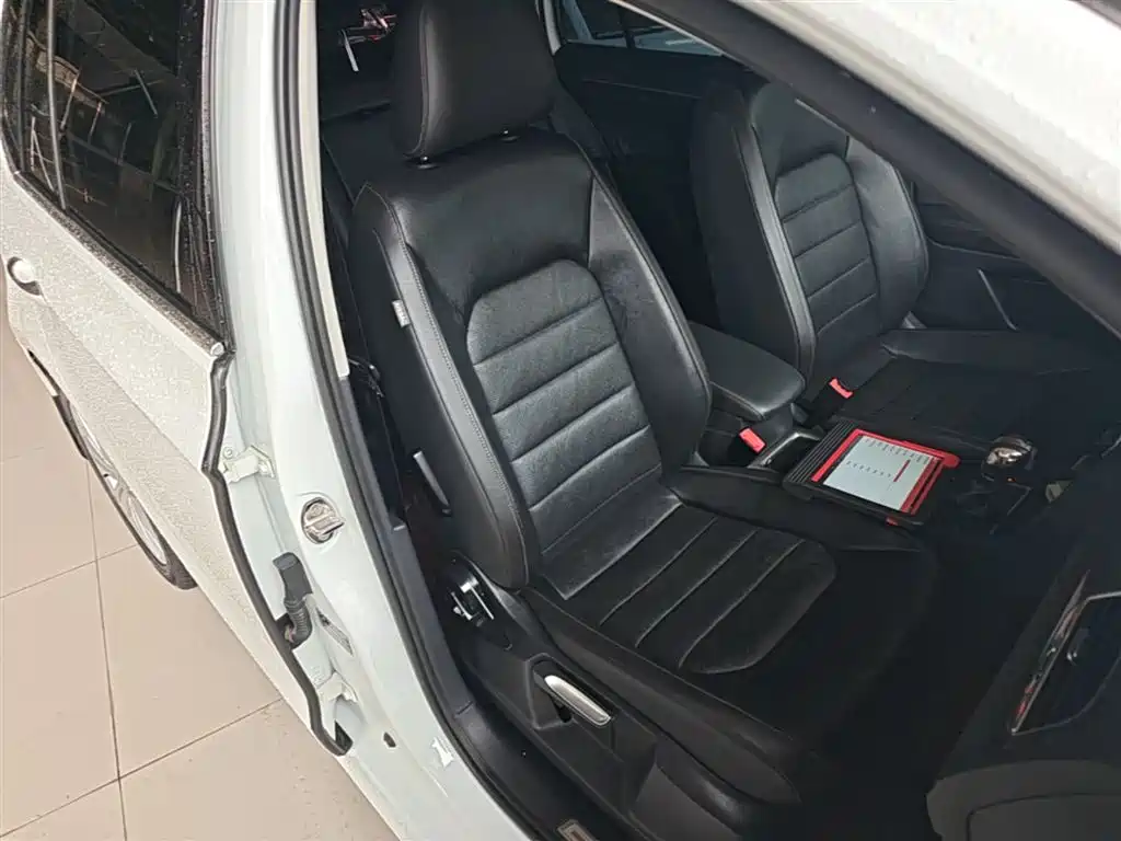 Volkswagen Golf Sportsvan 2016 230TSI Automatic Luxury фото 25
