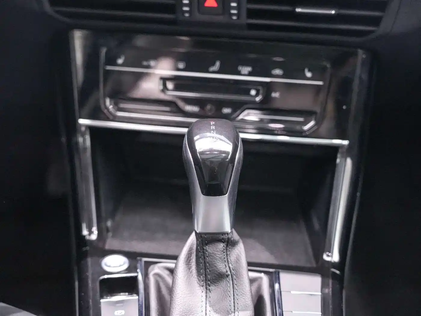 Volkswagen Passat 2022 330TSI Starlight Elite Edition фото 15