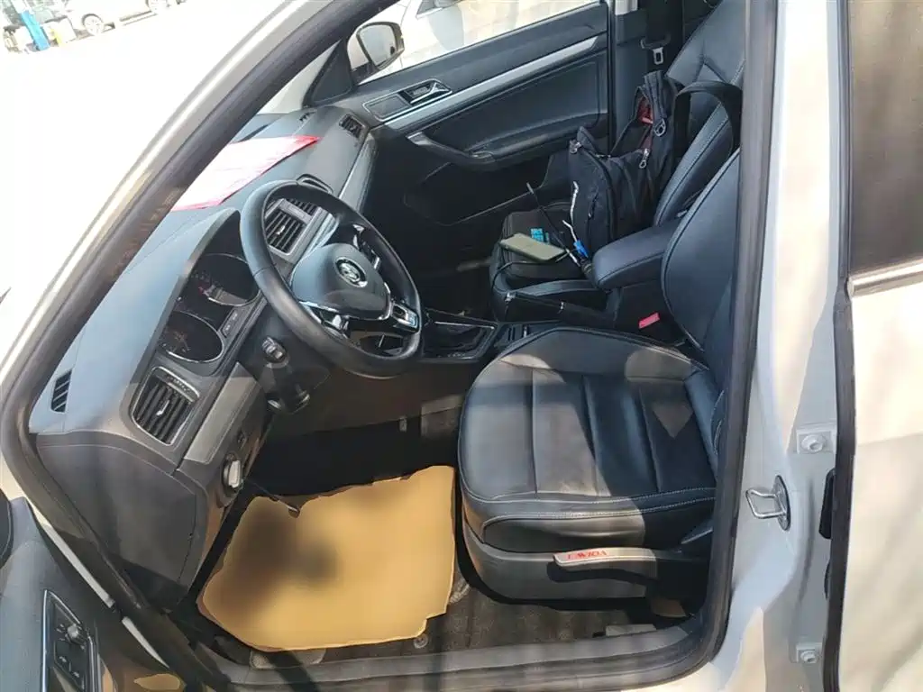 Volkswagen Lavida Tour 2015 1.6L Automatic Comfort Edition фото 15