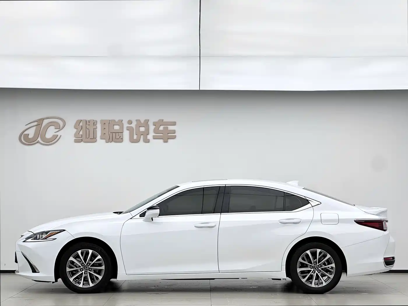 Photo 15 - Lexus ES