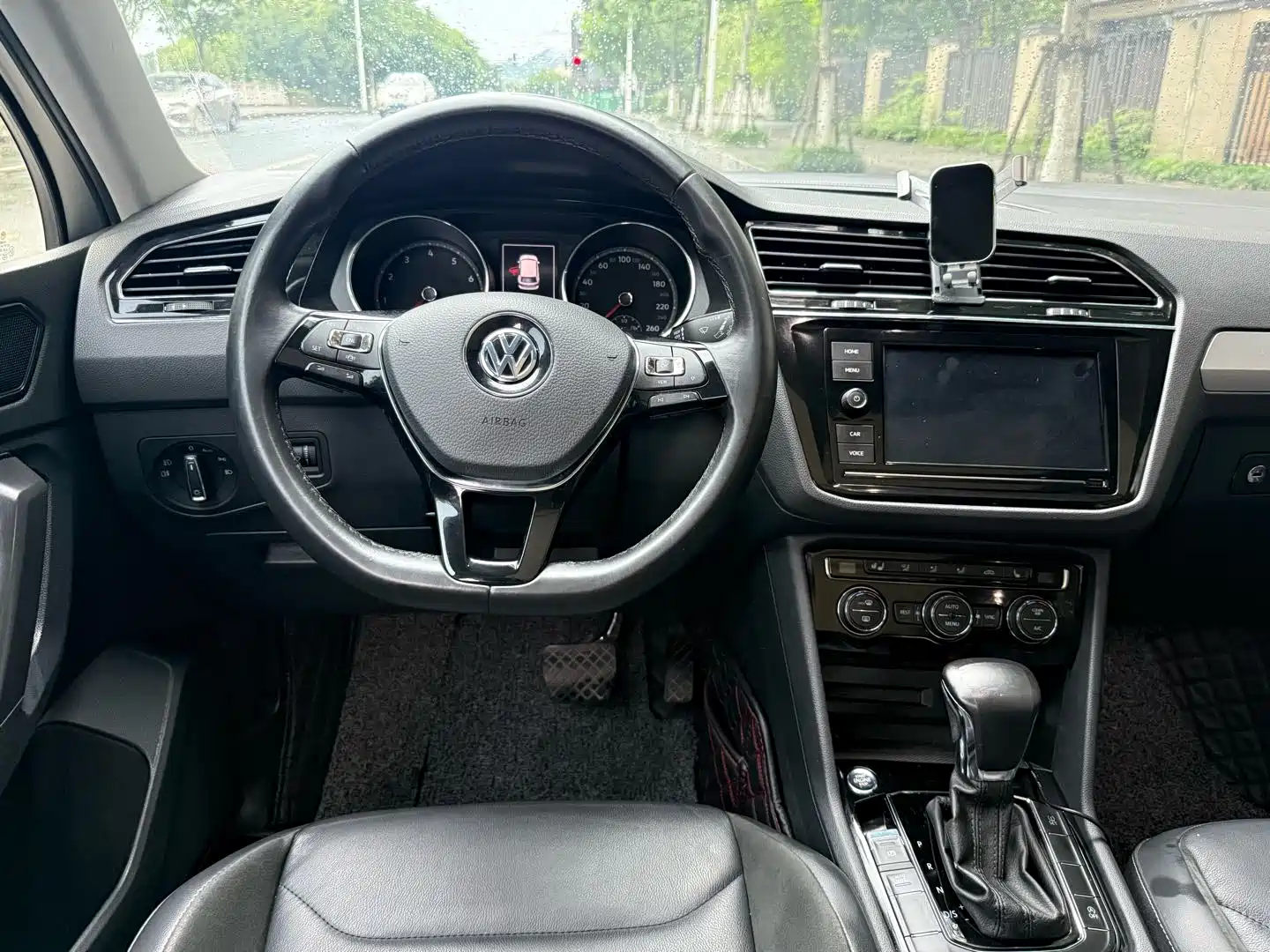 صورة 6 - Volkswagen Tiguan L