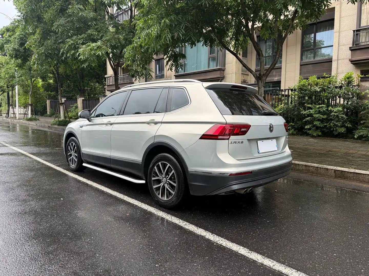صورة 10 - Volkswagen Tiguan L