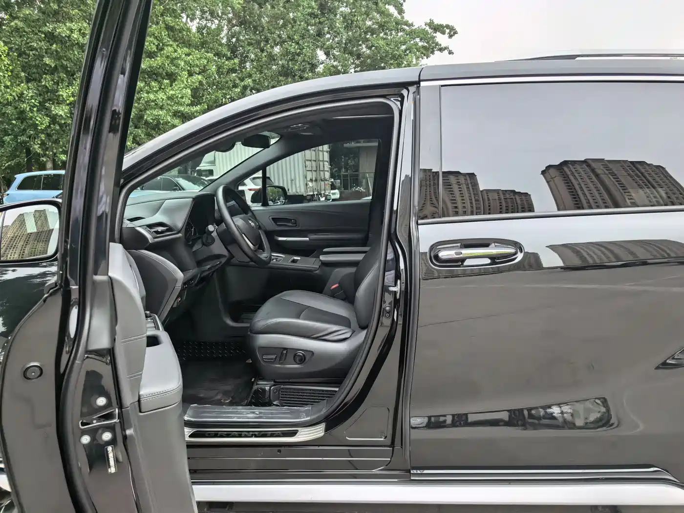 Toyota Granvia 2024 2.5L Hybrid Luxury фото 11
