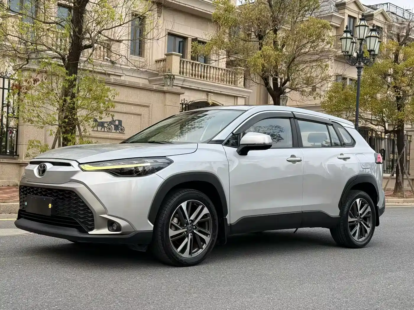 Toyota Frontlander 2022 2.0L CVT Luxury PLUS Edition фото 2