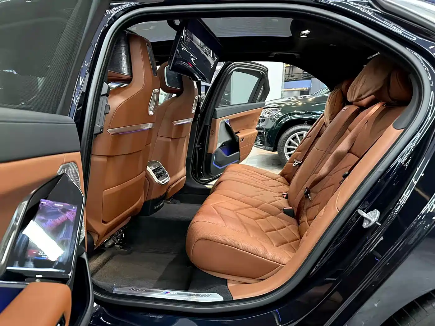 BMW 7 Series 2023 740Li Exclusive M Sport Package фото 7