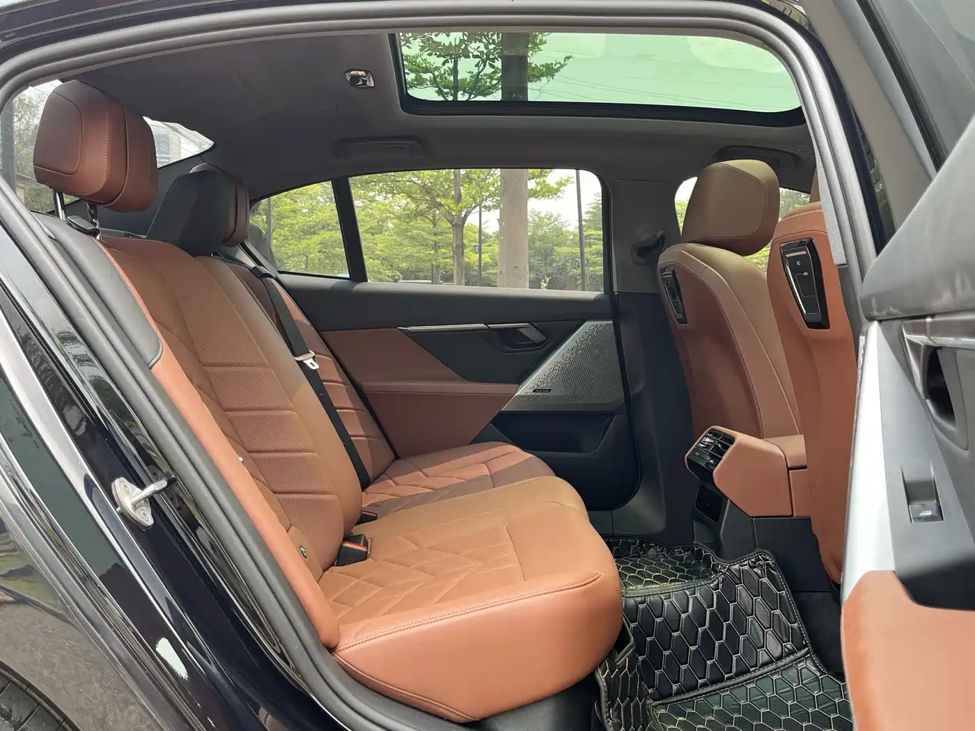 BMW 5 Series 2024 530Li Leading M Sport Package фото 13